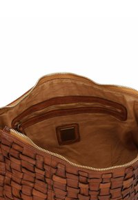 Borsa tote in pelle intrecciata marrone con chiusura a zip, esterno testurizzato e interno liscio con tasca con zip.