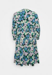 Robe fleurie avec un fond noir, ornée de fleurs bleues, lavande et vertes. Manches longues et design à jupe à volants. Tissu léger.