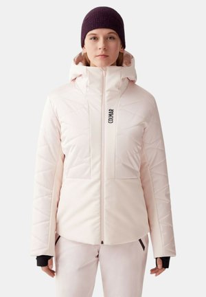 Giacca imbottita rosa chiaro con collo alto, design trapuntato a losanghe e cappuccio. Presenta marchiatura nera e fori per i pollici sulle maniche.