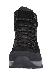 Svart vandringskänga med en strukturerad mockaovandel, vadderad krage och grå gummisula. Snörningssystem med hållbara öglor och kontrasterande trim.