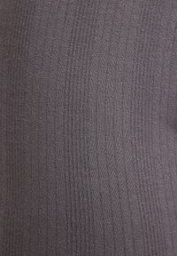 Mörkgrå ribbad tyg med vertikala linjer, mjuk textur och en slät yta, lämplig för olika klädesapplikationer.