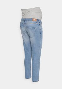 Jeans de maternidad en denim azul claro, con una cinturilla elástica gris y dos bolsillos traseros; corte recto con dobladillos limpios.