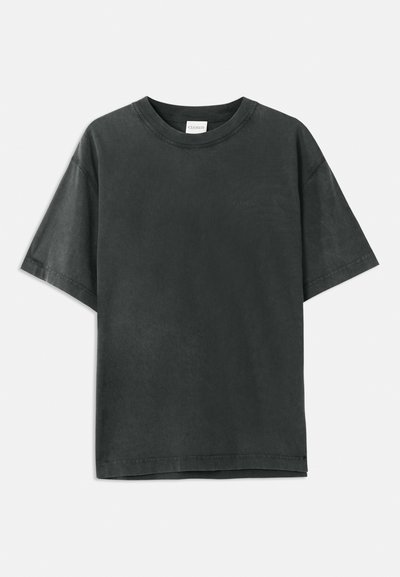 Tmavě šedé bavlněné tričko s krátkými rukávy, kulatým výstřihem a nenápadným logem značky. Hladká textura s volným střihem a rovním lemem.