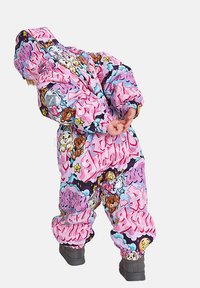 Spalvingas, didelis pūkinis kostiumas su rožiniu ir juodu graffiti raštu, kuriame pavaizduoti animaciniai gyvūnai. Su elastinėmis rankogaliais ir kepure dizainas yra užbaigtas.