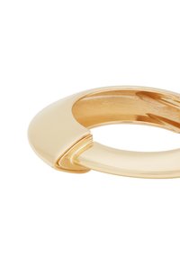 Bracciale color oro con una superficie liscia e lucida, dal design curvato e un sottile dettaglio a scatto su un lato.