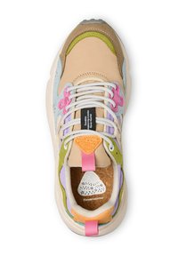 Buntes Sneaker mit einem Obermaterial aus beigem und grünem Leder, rosa Akzenten, strukturierten Schnürsenkeln, Korkeinlage und gummierter Sohle.