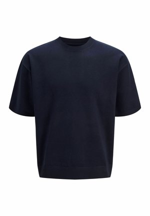 Īsām piedurknēm tumši zils apaļš kakla t-krekls ar brīvu piegriezumu un ribota auduma apkakli, piedurknēm un apakšu.