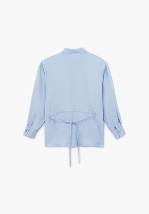 Himmelblaues Langarmshirt mit Kragen, Rückbanddetail und Knopfmanschetten. Hergestellt aus einem weichen, leicht strukturierten Stoff.