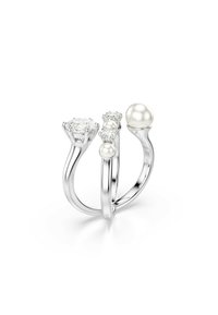 Drei silberne Ringe mit einem großen runden Diamanten, zwei kleineren Diamanten und drei Perlen, die ein schlankes und modernes Design präsentieren.