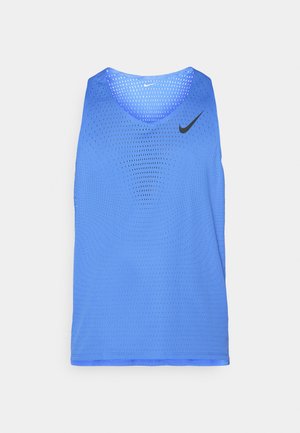 Modrá sieťová tielko s okrúhlym výstrihom a kontrastným čiernym logom Nike. Obsahuje perforovaný dizajn pre ventiláciu a pohyb.