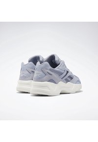 Ljuslila sneakers i mesh och mocka. Tjock vit sula, signaturlogotyp på baksidan, vadderad krage och snörning.