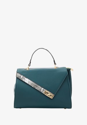 Bolso de mano de cuero verde azulado con una correa de piel de serpiente texturizada en gris y detalles en dorado. Presenta un diseño estructurado y un asa superior.