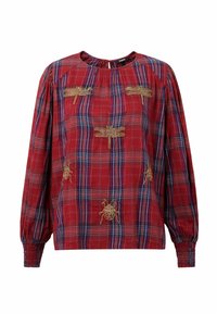 Chemisier à carreaux rouges avec de longues manches bouffantes, présentant des broderies de libellules et d'insectes dorés. Encolure et poignets froncés avec des détails élastiques.