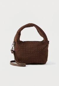 Sac à main marron tissé avec une poignée arrondie, des ferrures argentées et une bandoulière réglable. Il présente une fermeture éclair et une surface texturée.