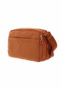 Borsa a spalla in tessuto arancione con superficie texture, scomparti con cerniera e tracolla regolabile. Presenta una tasca frontale con design a pannello.