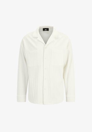 Bela srajca z dolgimi rokavi in ovratnikom na gumb, z navpičnimi črtami, dvema žepoma na prsih in sproščenim krojem.