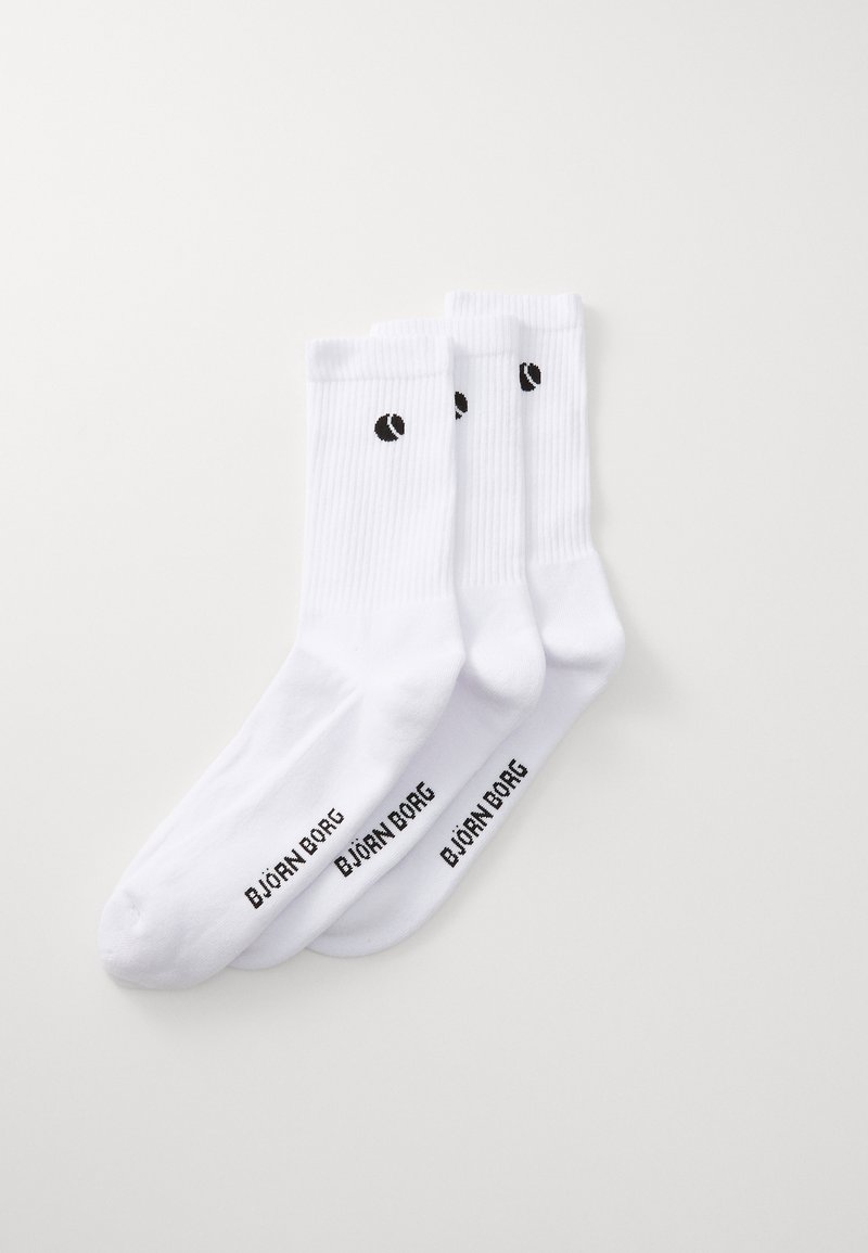 Witte katoenen sokken met ribbeltextuur. Elke sok heeft een zwart logo en ontwerpdetaillering bij de enkel. Drie paar samen weergegeven.