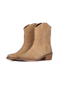 Botas de tobillo de ante en tono beige con punta afilada, costuras decorativas y un tacón bajo de madera. Cuentan con una cremallera lateral para facilitar su uso.