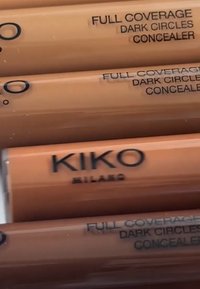 Caches-cernes couvrants complets KIKO Milano en tubes avec une finition lisse et mate. Ils sont de couleur beige avec un texte noir audacieux détaillé.