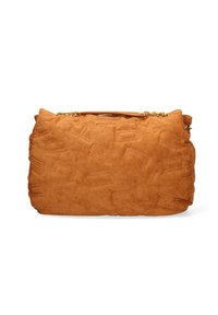 Sac en daim de couleur brun chaud avec des motifs embossés et une texture douce. Il dispose d'une anse supérieure et de quincailleries en ton doré pour la fermeture.