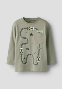 Grågrön långärmad tröja med grafik av en racerbana, tre racerbilar, rutfana, däck och en liten framficka märkt "Pit Stop".