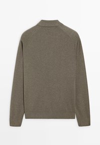 Olivgrüner Pullover mit Kragen, langen Raglanärmeln, gerippten Bündchen und Saum, mit glatter, weicher Textur und minimalistischem Design.