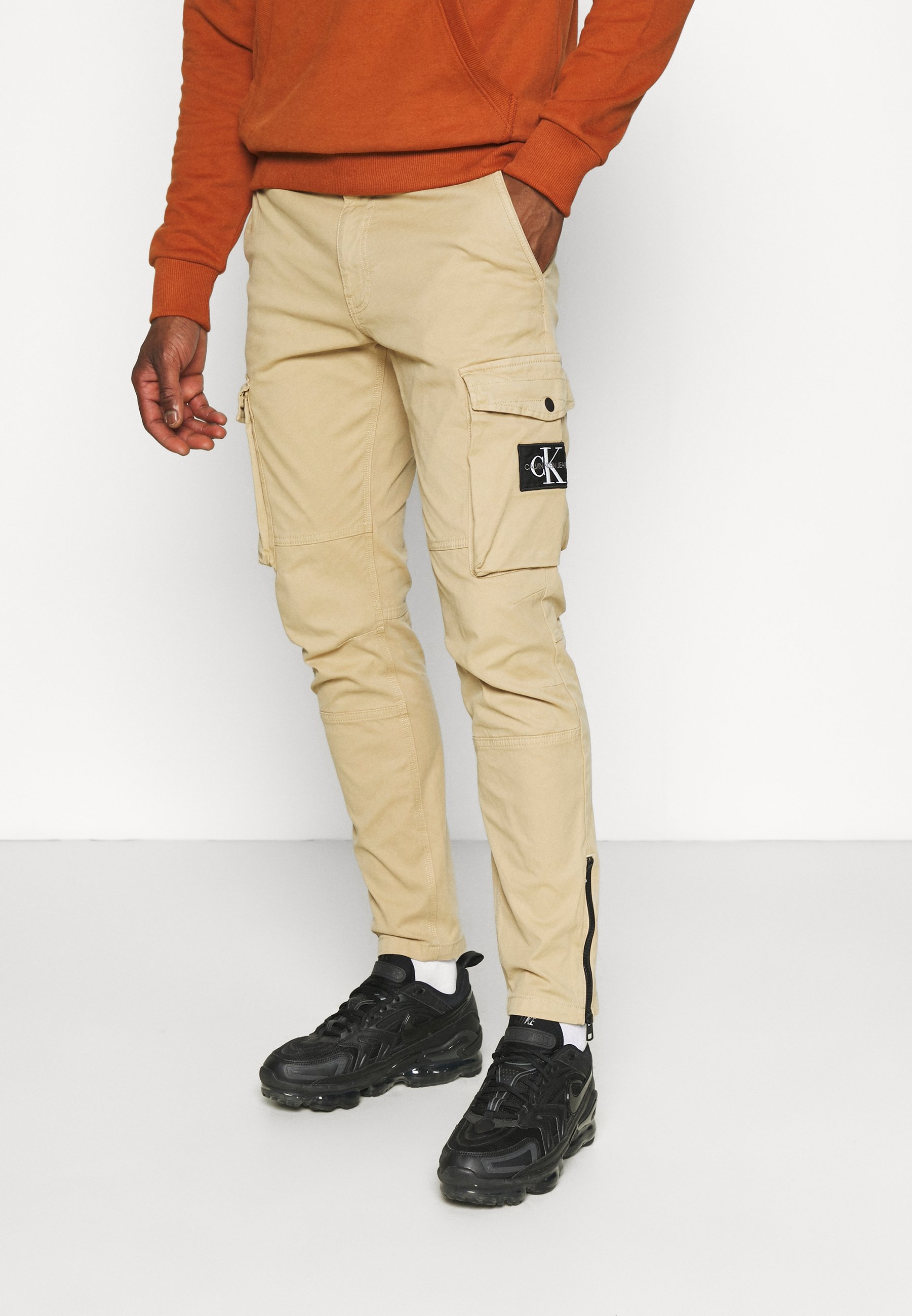 Calvin Klein Jeans WASHED PANT - Pantaloni cargo - beige/grigio - Zalando