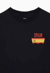 Levi's® FOOTBALL FAN TEE UNISEX - Apdrukāts T-krekls - black