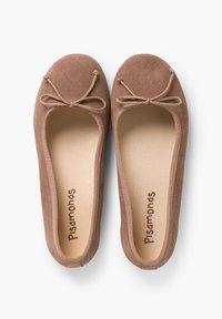 Ballerine in morbido suede marrone con punta arrotondata e dettaglio a fiocco, dotate di una soletta beige e cuciture minimaliste lungo i bordi.