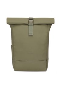 Batoh s rolovacím uzávěrem olivově zelené barvy, vyrobený z hladkého a odolného materiálu. Má přední zapínání na přezku a boční kapsu. Minimalistické logo.