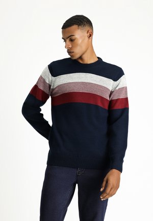 Dunkelblaues Sweatshirt mit horizontalen Streifen in Grau, Burgunderrot und Rot. Stricktextur mit Rundhalsausschnitt und gerippten Bündchen und Saum.