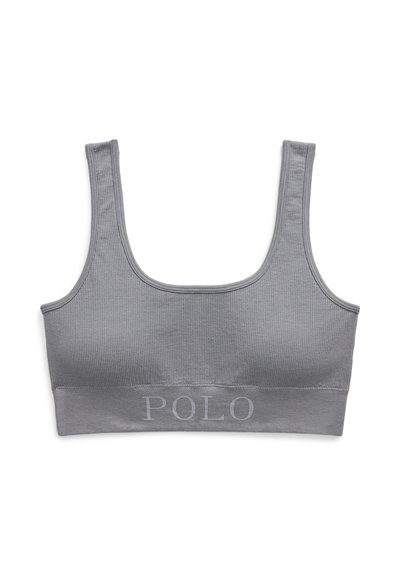 Grå ribbad croptopp med breda axelband och djup rundad halsringning. Har en solid grå midjerem med "POLO" präglat i en mörkare nyans.