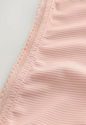 Gaiši rozā ribota auduma ar teksturētu virsmu un nelielu spīdumu; vienā malā ir smalks mežģīņu apmales, kas rada mīkstu, pievilcīgu izskatu.