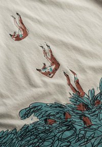 Beige stof heeft een print van rode figuren die in gestileerde blauwe golven duiken, omlijnd met zwarte lijnen en ingewikkelde details.