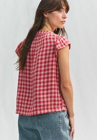 Next PETITE FIT - Blůza - pink red gingham