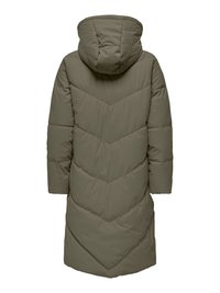 Long manteau d'hiver matelassé vert olive avec capuche et coutures en chevrons dans le dos, conçu pour la chaleur et la protection.