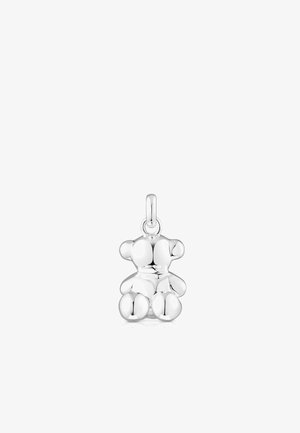Charm en forma de oso de peluche de plata con un acabado suave y brillante, formas redondeadas y un lazo para su sujeción. Refleja la luz, creando brillos.