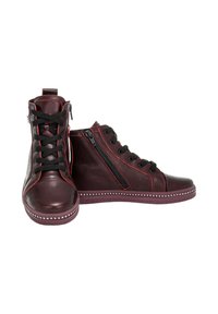 Bordové kožené vysoké tenisky s černými tkaničkami, bočním zipem, kontrastními červenými stehy a zdobenou gumovou podrážkou.