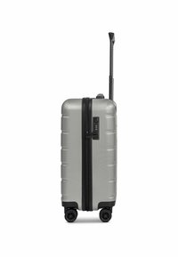 Maleta rígida plateada con acabado texturizado, cremallera negra, mecanismo de cierre único, asa retráctil y cuatro ruedas.