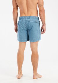 Shorts de bain pour hommes en bleu clair, taille élastique, poche arrière unique avec fermeture éclair, tissu lisse et longueur au-dessus du genou.