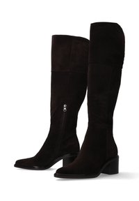 Knöchelhohe, schwarze Wildlederstiefel mit runder Zehenpartie, Blockabsatz und seitlichem Reißverschluss. Glatte Textur mit taillierter Silhouette.