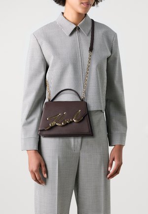 KARL LAGERFELD SIGNATURE CROSSBODY - Håndveske - dark chocolate