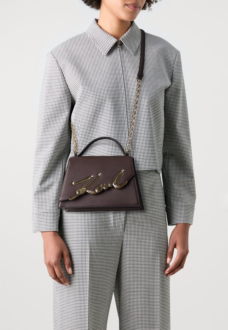 KARL LAGERFELD SIGNATURE CROSSBODY - Handväska - dark chocolate