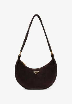 Donkerbruin suede halve maan schoudertas met gevlochten riem en een klein gouden Guess-logo aan de voorkant, met een ritssluiting aan de bovenkant.