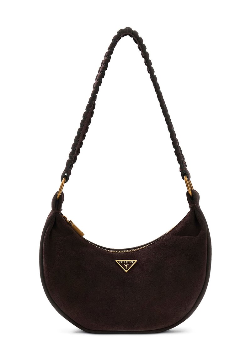 Borsa a spalla a mezzaluna in suede marrone scuro con tracolla intrecciata e piccolo logo Guess dorato sul fronte, chiusura superiore con zip.