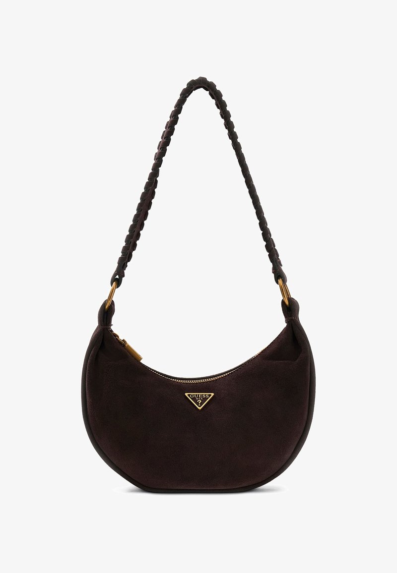 Borsa a spalla a mezzaluna in suede marrone scuro con tracolla intrecciata e piccolo logo Guess dorato sul fronte, chiusura superiore con zip.