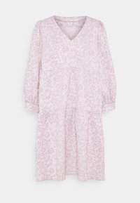 Světlé růžové šaty s výstřihem do V, dlouhými nafouknutými rukávy a v třívrstvém designu. Mají květinový texturovaný vzor po celém povrchu.