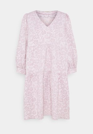 Abito rosa chiaro con scollatura a V, maniche lunghe a palloncino e design a strati. Presenta un motivo floreale testurizzato su tutta la superficie.