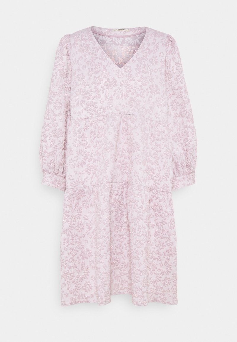 Světlé růžové šaty s výstřihem do V, dlouhými nafouknutými rukávy a v třívrstvém designu. Mají květinový texturovaný vzor po celém povrchu.
