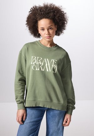 Olijfgroene sweatshirt met een losse pasvorm, met op de voorkant witte graphic tekst "BRAVE". Ribgebreide manchetten en zoom, zacht katoenen materiaal.